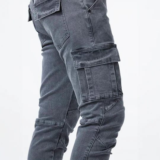Jeans moderni da uomo stile cargo. Perfetti per un look urbano contemporaneo con le pratiche tasche laterali.