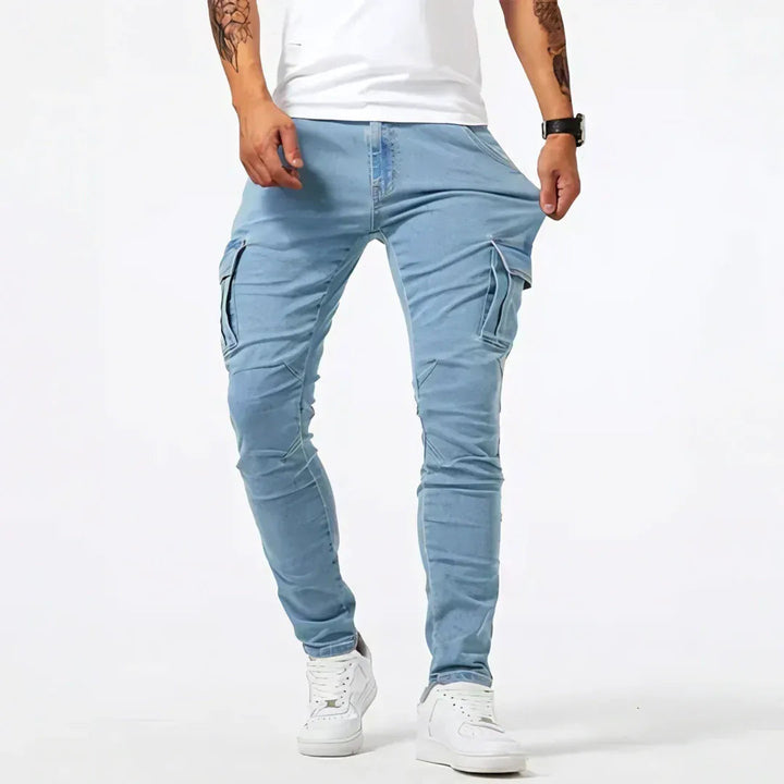 Foto frontale di jeans cargo uomo in denim scuro con tasche laterali, ideali per un abbigliamento casual.