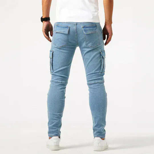 Dettaglio laterale di jeans cargo uomo con tasche capienti. Pantaloni comodi per lo stile urbano maschile.
