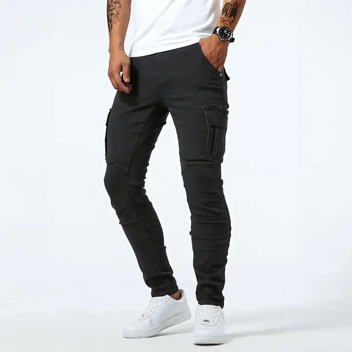 Jeans cargo uomo eleganti e pratici per ogni stagione. Pantaloni moderni con tasche laterali per il tuo comfort.