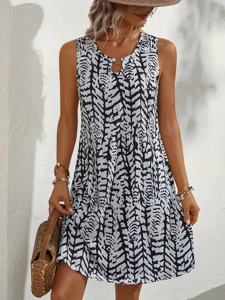 Vestito midi estivo senza maniche per donna, stampa astratta colorata, ideale per il comfort estivo.