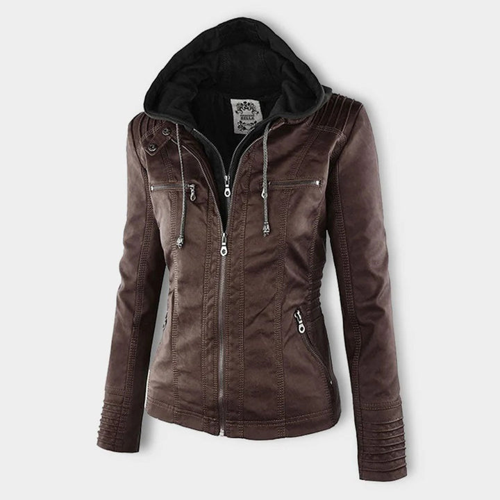 Moderna giacca donna impermeabile con cappuccio, un capo essenziale per la moda autunnale.