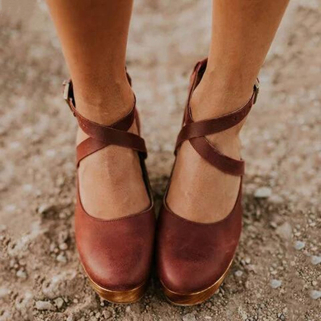 Sandali donna marroni con zeppa e plateau, stile elegante. Calzature estive comode, ideali per ogni occasione.