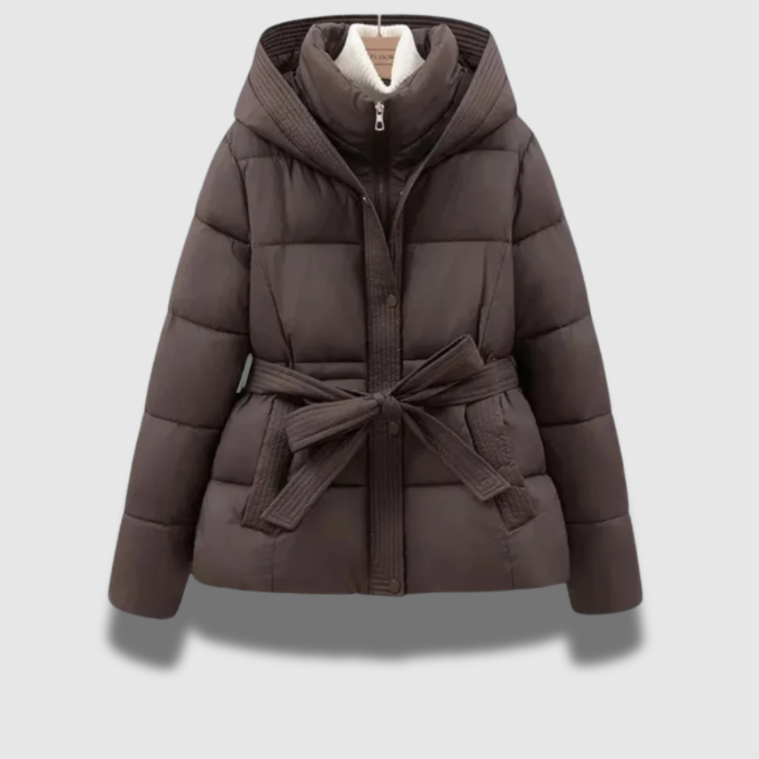 Giacca donna puffer corta nera con cintura. Calda ed elegante, ideale per un look invernale casual-chic.