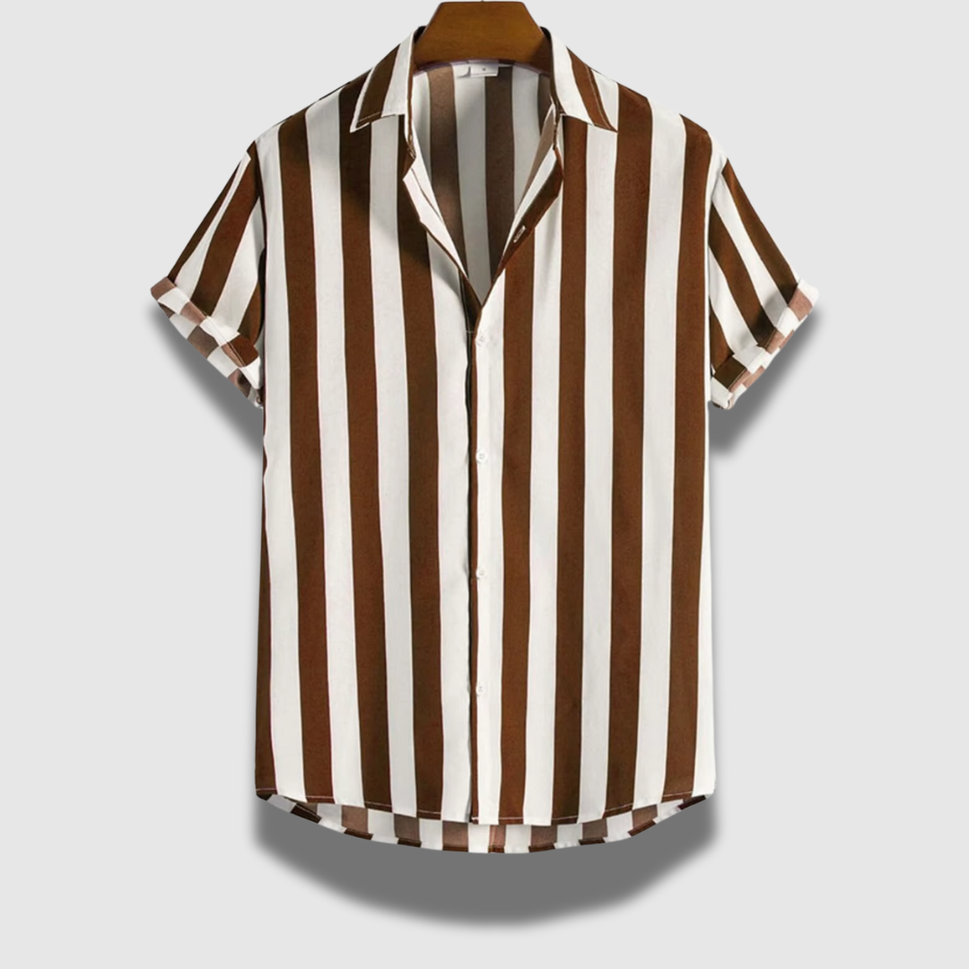 Abbigliamento estivo: camicia a righe uomo, maniche corte, colori vivaci, stile casual.