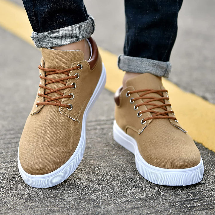 Scarpe uomo con suola bianca, sneakers sportive per un look casual ma elegante e versatile.