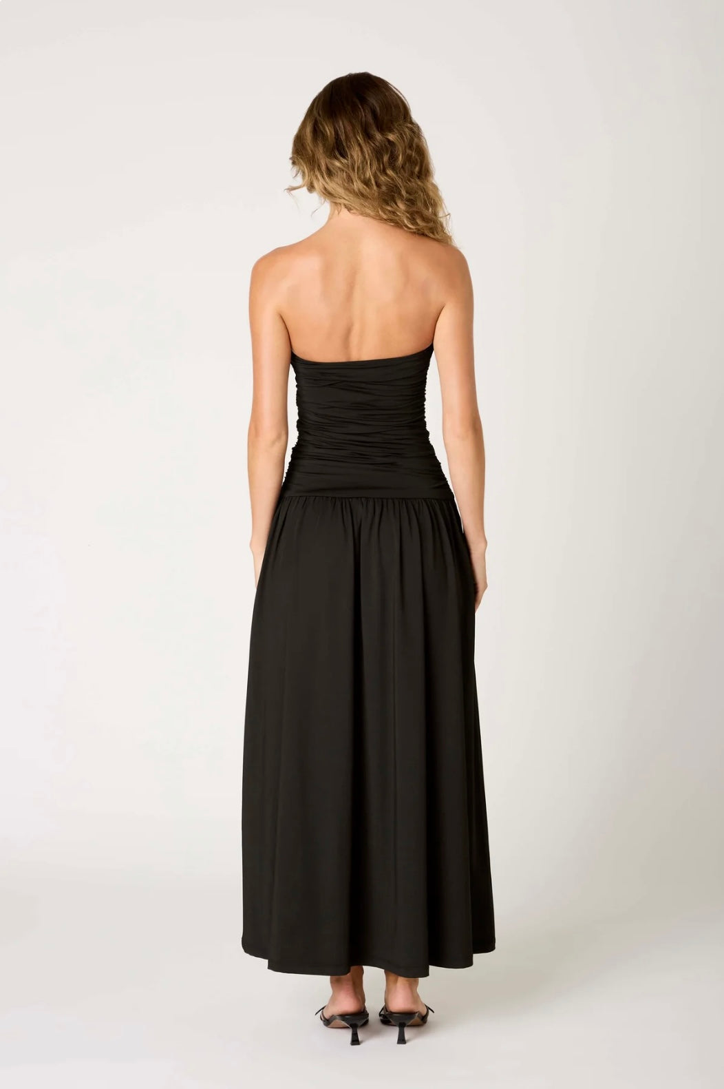 Raffinato abito da sera donna, lungo, con scollo senza spalline e drappeggio. Per un'eleganza senza tempo.