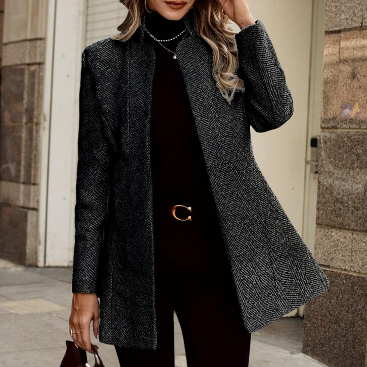 Elegante blazer giacca testurizzata da donna con collo alto, perfetta per outfit chic e formali. Moda donna ufficio.