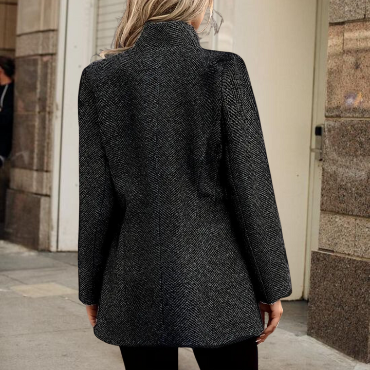 Giacca donna con collo alto, design testurizzato. Ideale per un look formale o casual chic. Abbigliamento moda donna.