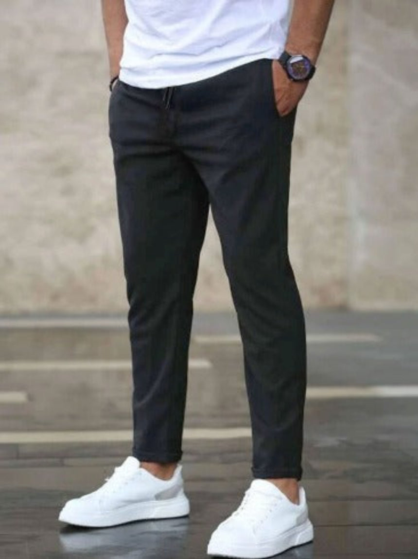 Pantaloni uomo versatili, adatti a tutte le stagioni, con vestibilità slimfit e tessuto comodo.