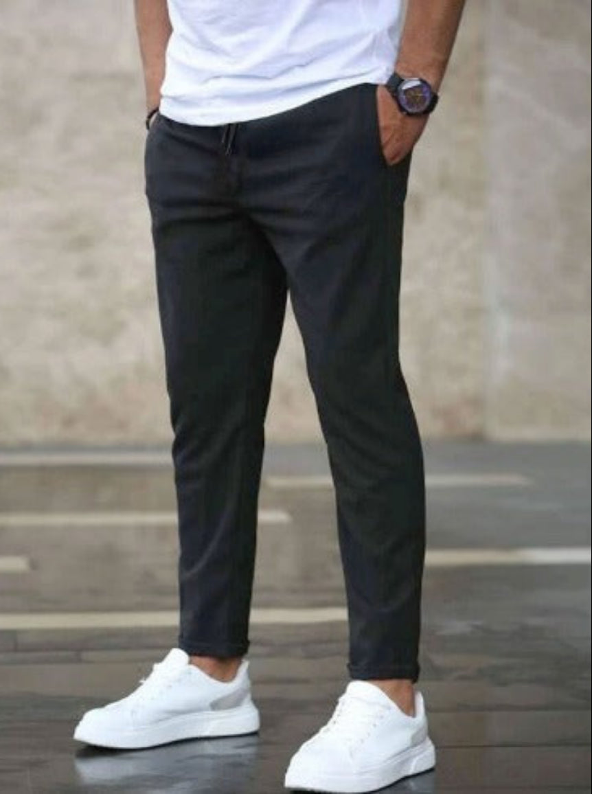 Moda uomo: pantaloni slim fit blu navy con cintura, perfetti per comfort e stile autunnale/primaverile.