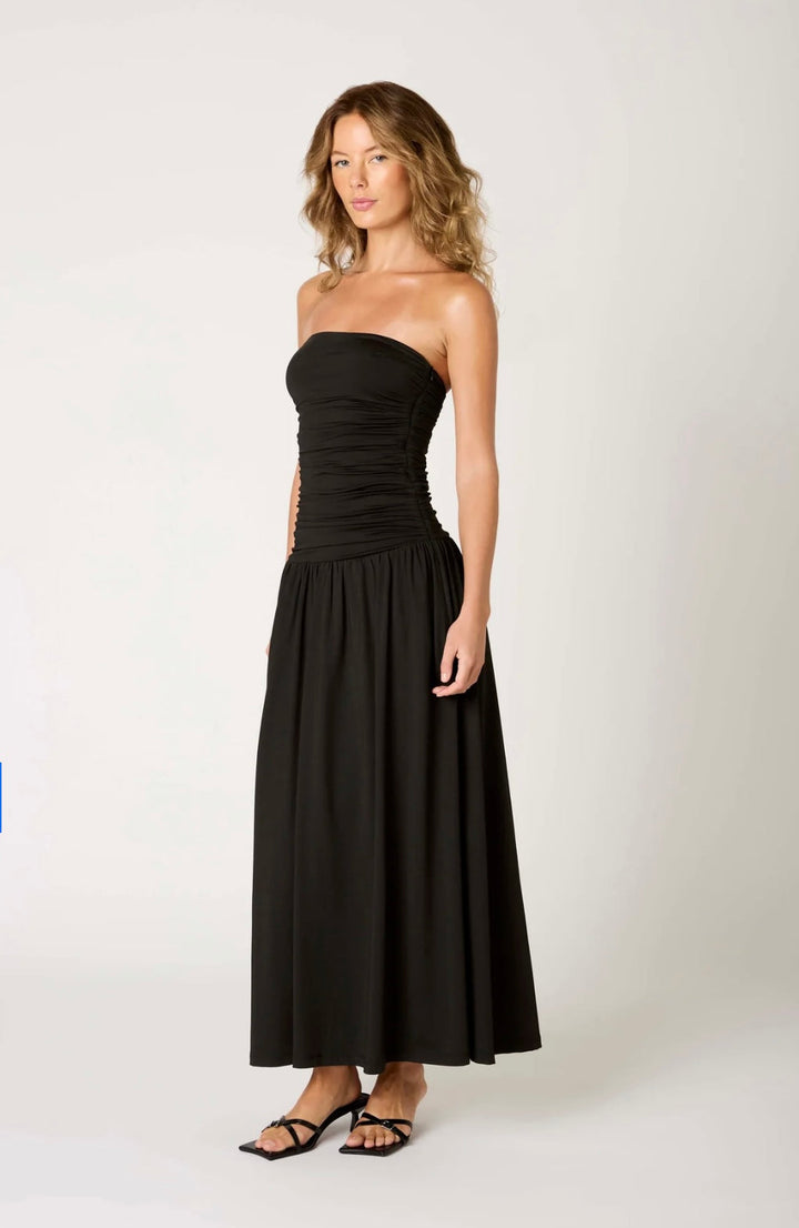 Moda sera: vestito lungo donna drappeggiato, senza spalline. Per occasioni speciali e serate importanti.