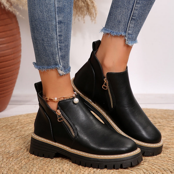 Scarpe donna nere platform, stivaletti eleganti con zip, ideali per calzature comode e un look moderno.