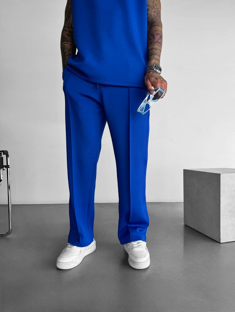 Moda maschile casual: completo due pezzi con top senza maniche e pantaloni sartoriali eleganti.