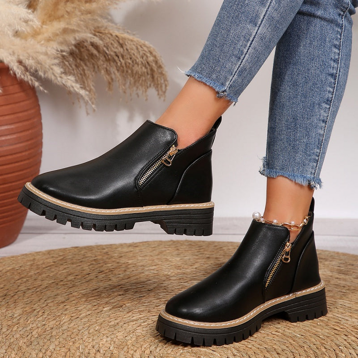Stivaletti neri donna platform, versatili per moda autunno/inverno, con pratica zip laterale.