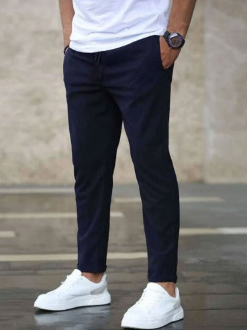 Pantaloni elasticizzati uomo slim fit, perfetti per un outfit casual o elegante. Massima libertà di movimento.