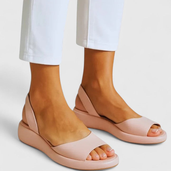 Sandali estivi da donna con design leggero, perfetti per la spiaggia, vacanze e look casual confortevole.