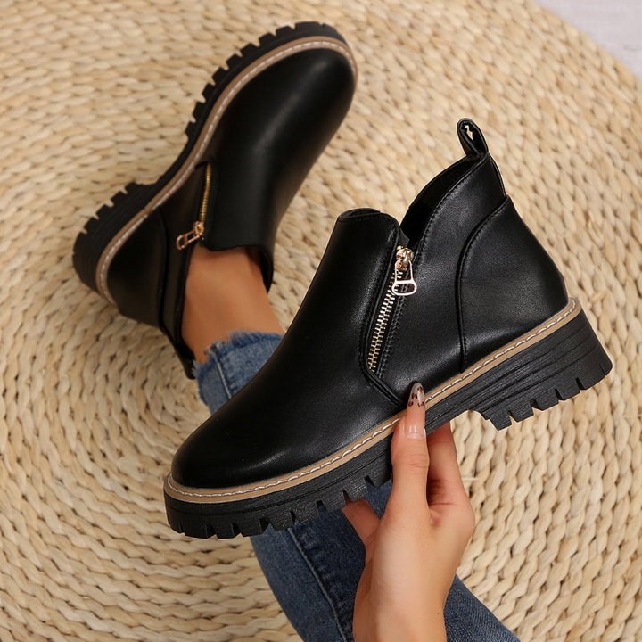 Moderni stivaletti donna neri con robusta suola platform e comoda zip laterale, per un comfort casual.