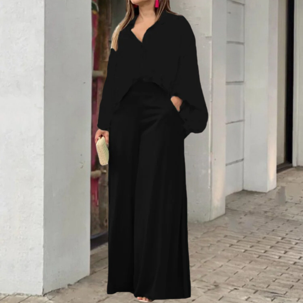 Moda primavera estate: completo donna con camicia stampata a fantasia e pantaloni larghi. Look comodo e chic.