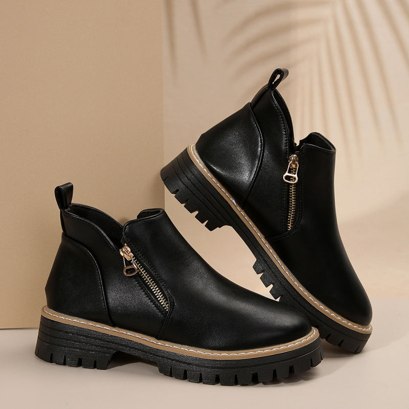 Eleganti stivaletti donna neri con suola platform marcata e zip laterale, perfetti per ogni outfit.