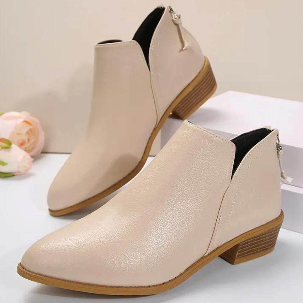Stivaletto nero donna chic, versatile con tacco medio. Ideale per moda autunno, combina eleganza e comfort.