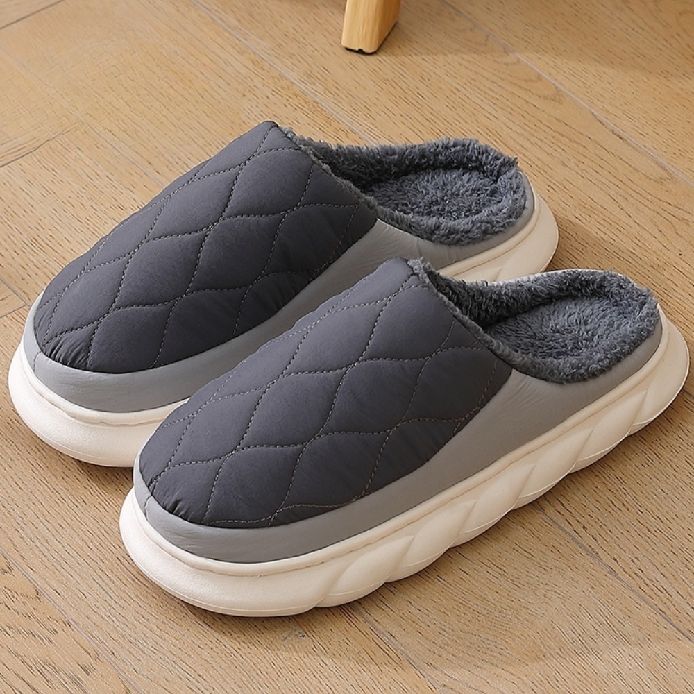 Pantofole uomo leggere slip-on, ideali per comfort quotidiano e relax in casa. Perfette calzature invernali.