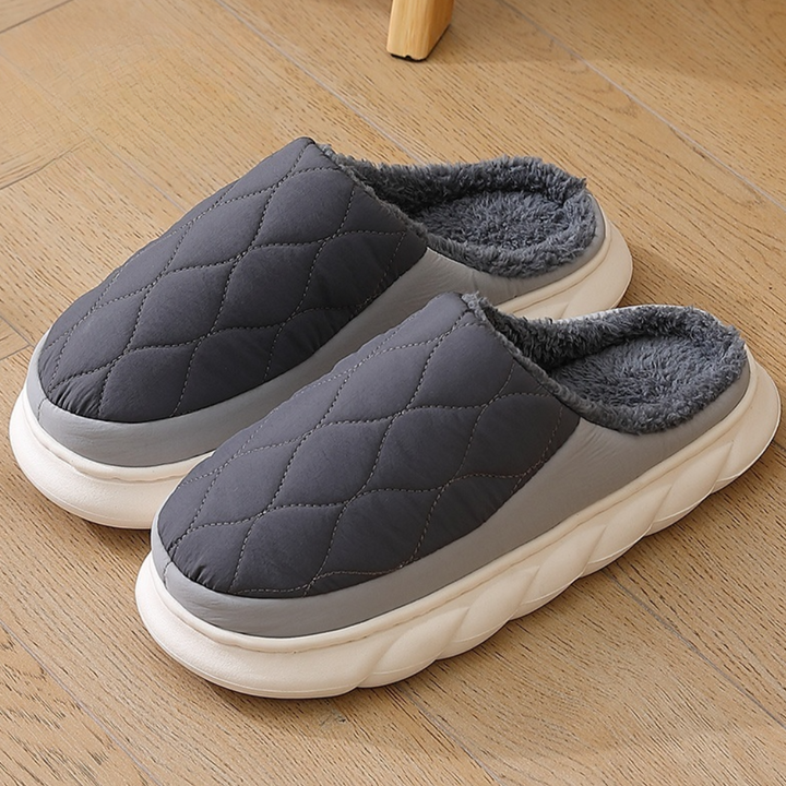 Pantofole uomo leggere slip-on, ideali per comfort quotidiano e relax in casa. Perfette calzature invernali.