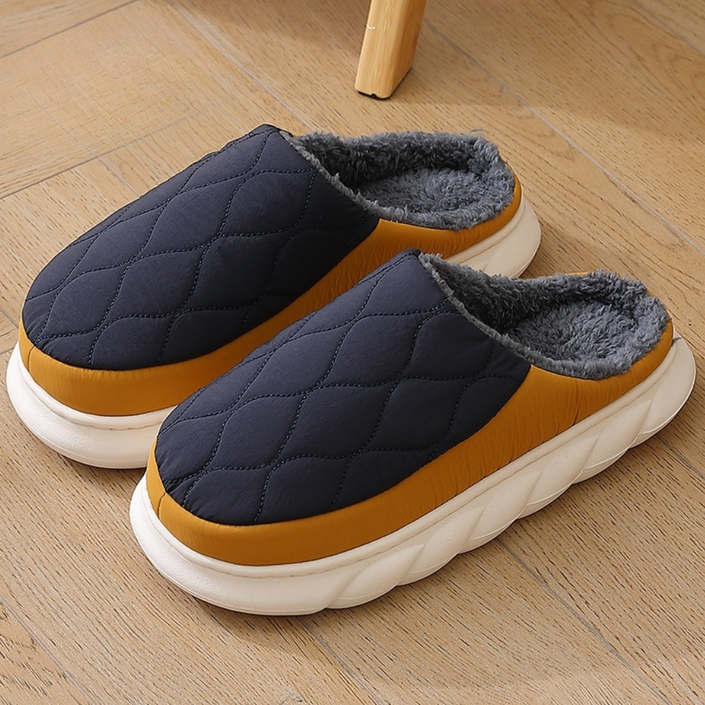 Coppia di pantofole uomo slip-on, design casual e leggero. Perfette calzature per relax e comfort quotidiano.