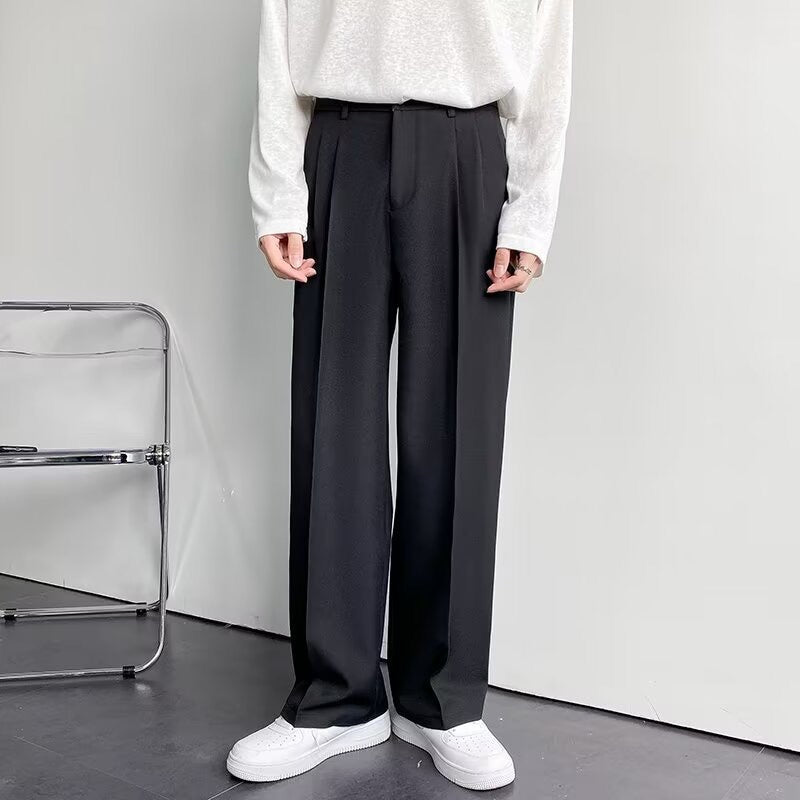 Pantaloni sartoriali uomo slim fit con pieghe. Ideali per outfit da ufficio o casual eleganti, un must-have di moda.