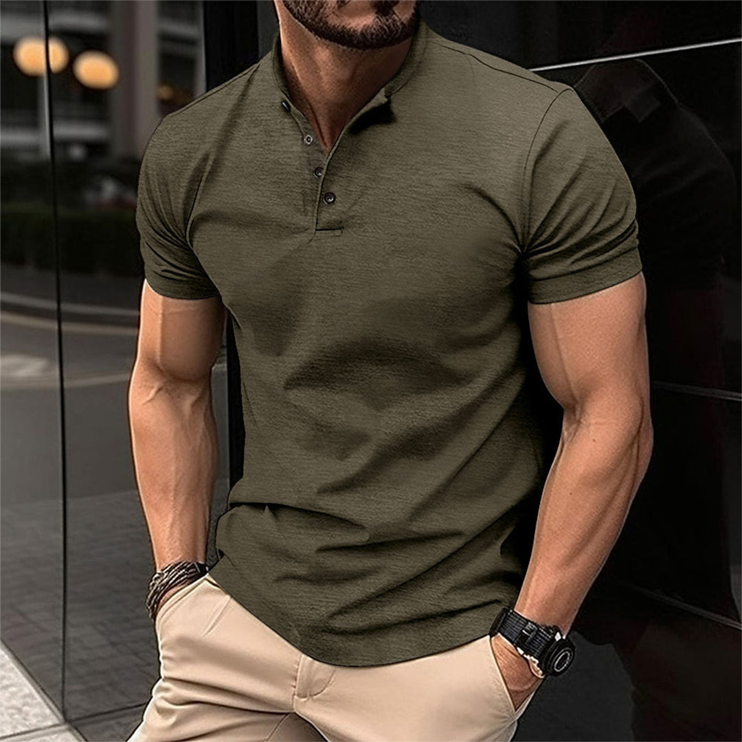 Polo elegante da uomo a maniche corte, perfetta per look primaverili ed estivi casual chic.