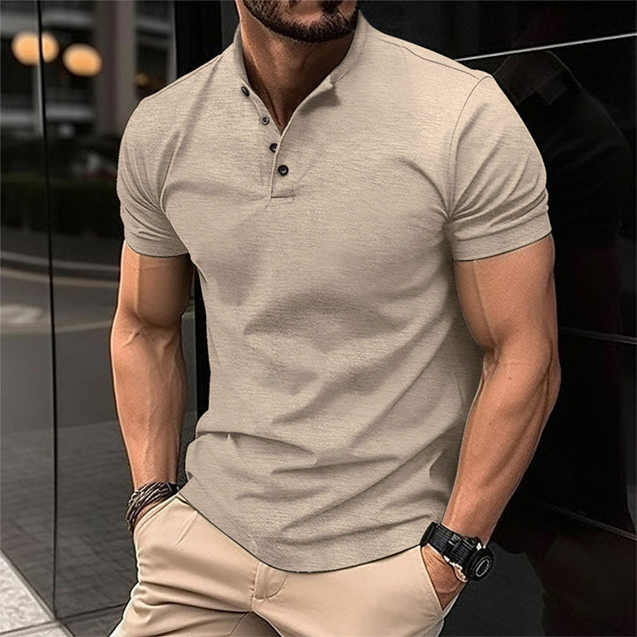Polo maschile a maniche corte, versatile per outfit eleganti o casual estivi. Abbigliamento moda uomo.