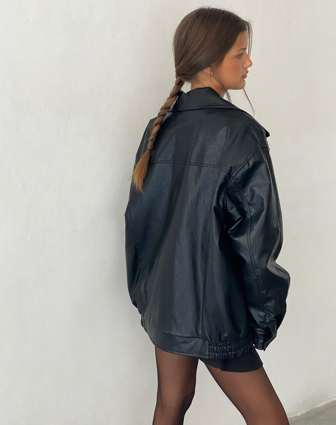 Giacca donna oversize boxy, grigio scuro. Con zip e rever, offre stile moderno e versatile per moda casual inverno.