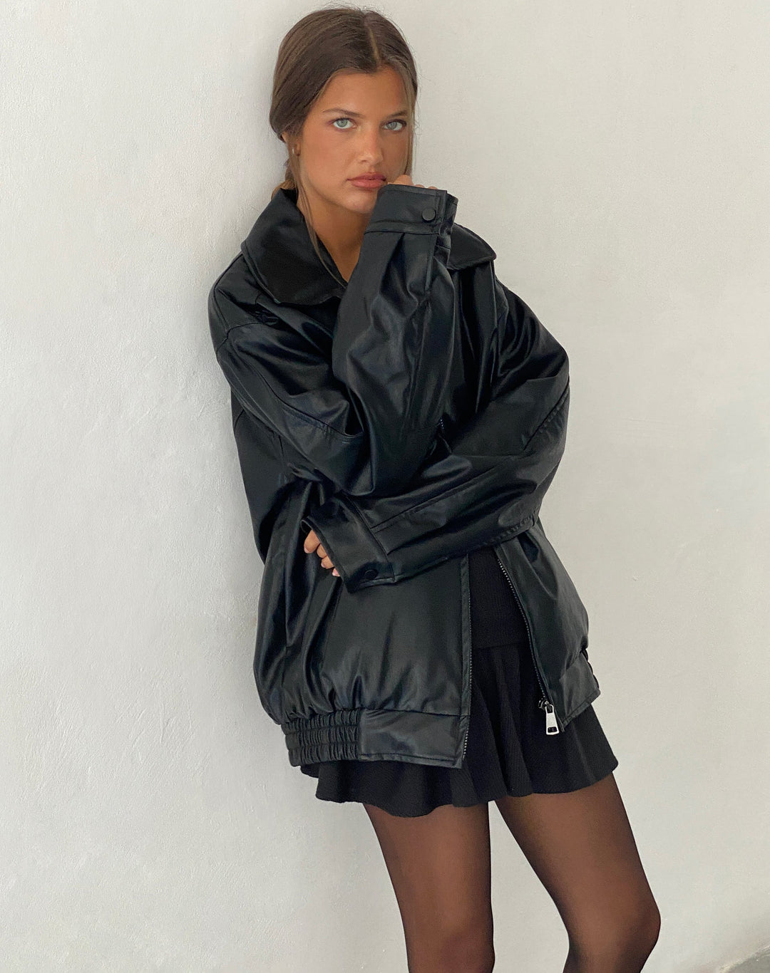 Moderna giacca donna boxy oversize, grigio scuro, con zip e colletto a rever. Capo spalla ideale per l'inverno.