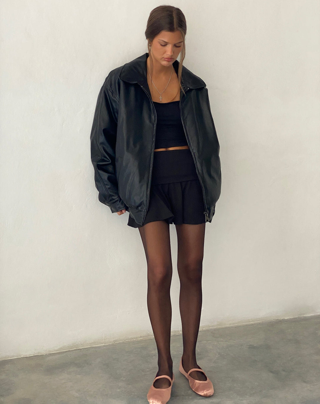 Giacca donna invernale oversize boxy, grigio scuro. Con zip e colletto a rever, per un look moderno e casual.