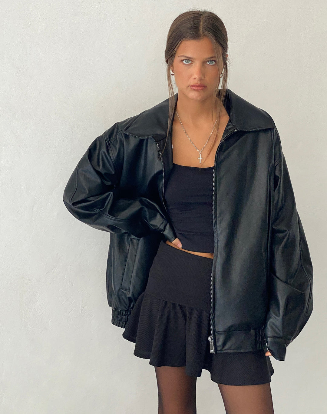 Capo spalla donna boxy oversize con zip. Giacca grigio scuro, colletto a rever, per uno stile moderno d'inverno.