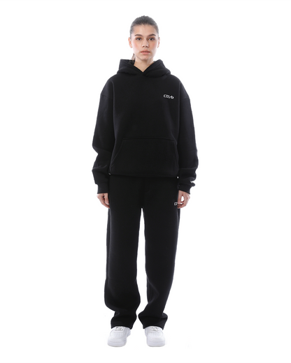 Abbigliamento relax: completo tuta unisex, felpa con cappuccio e pantaloni per un comfort ottimale.