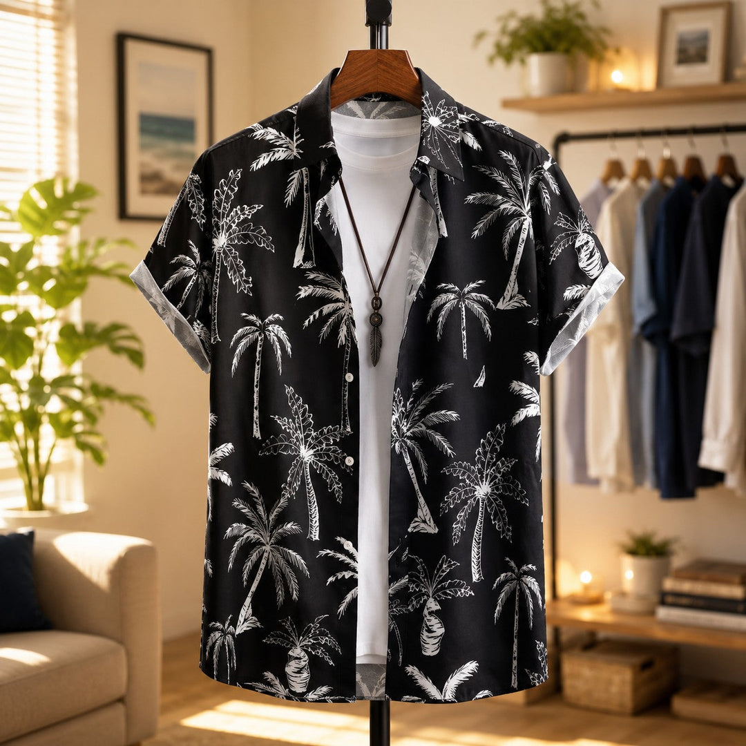 Camicia uomo estiva casual a maniche corte con stampa palme tropicali e colletto a revers. Look vacanza e moda mare.