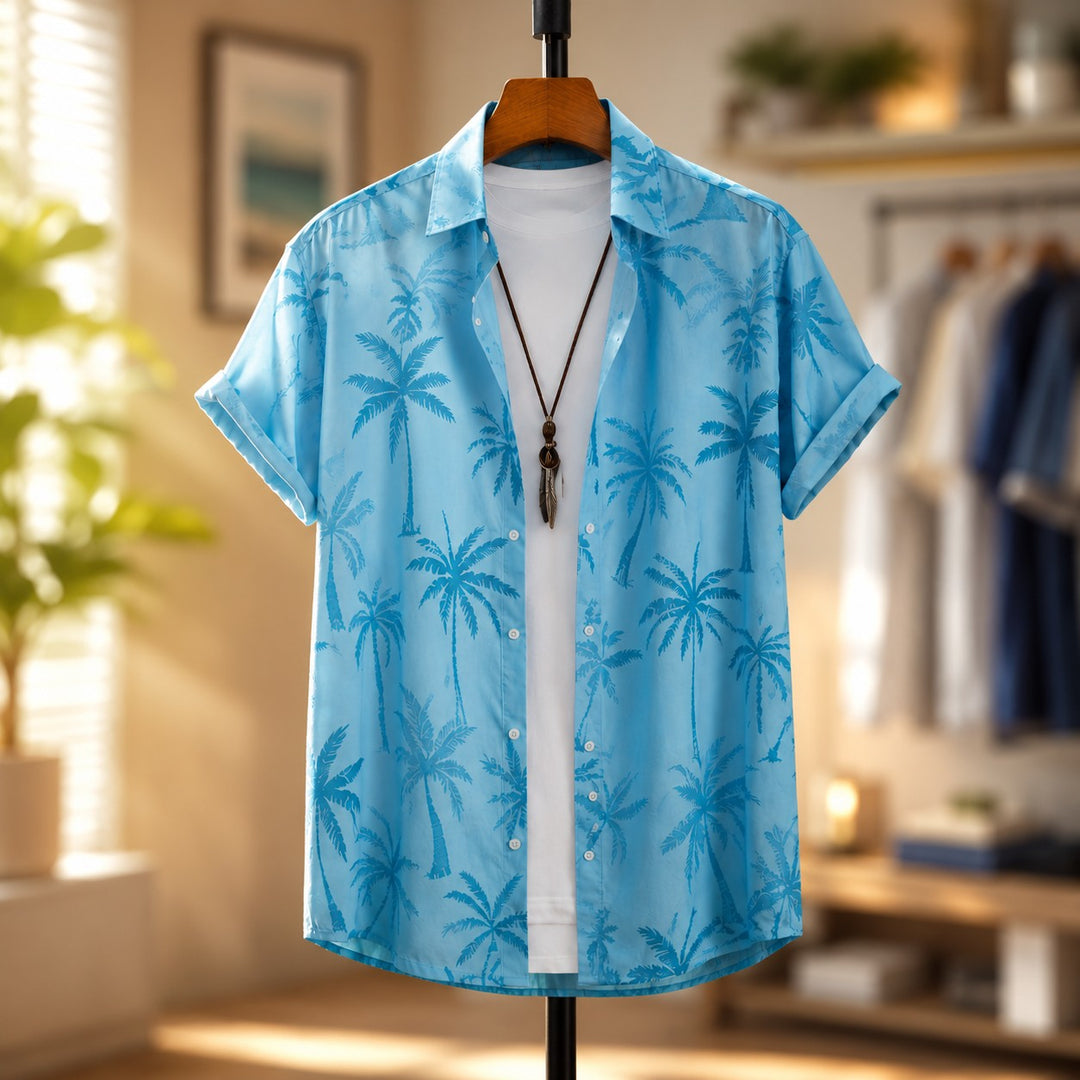 Camicia uomo estiva con colletto a revers e stampa palme. Maniche corte, ideale per un look casual tropicale da vacanza.
