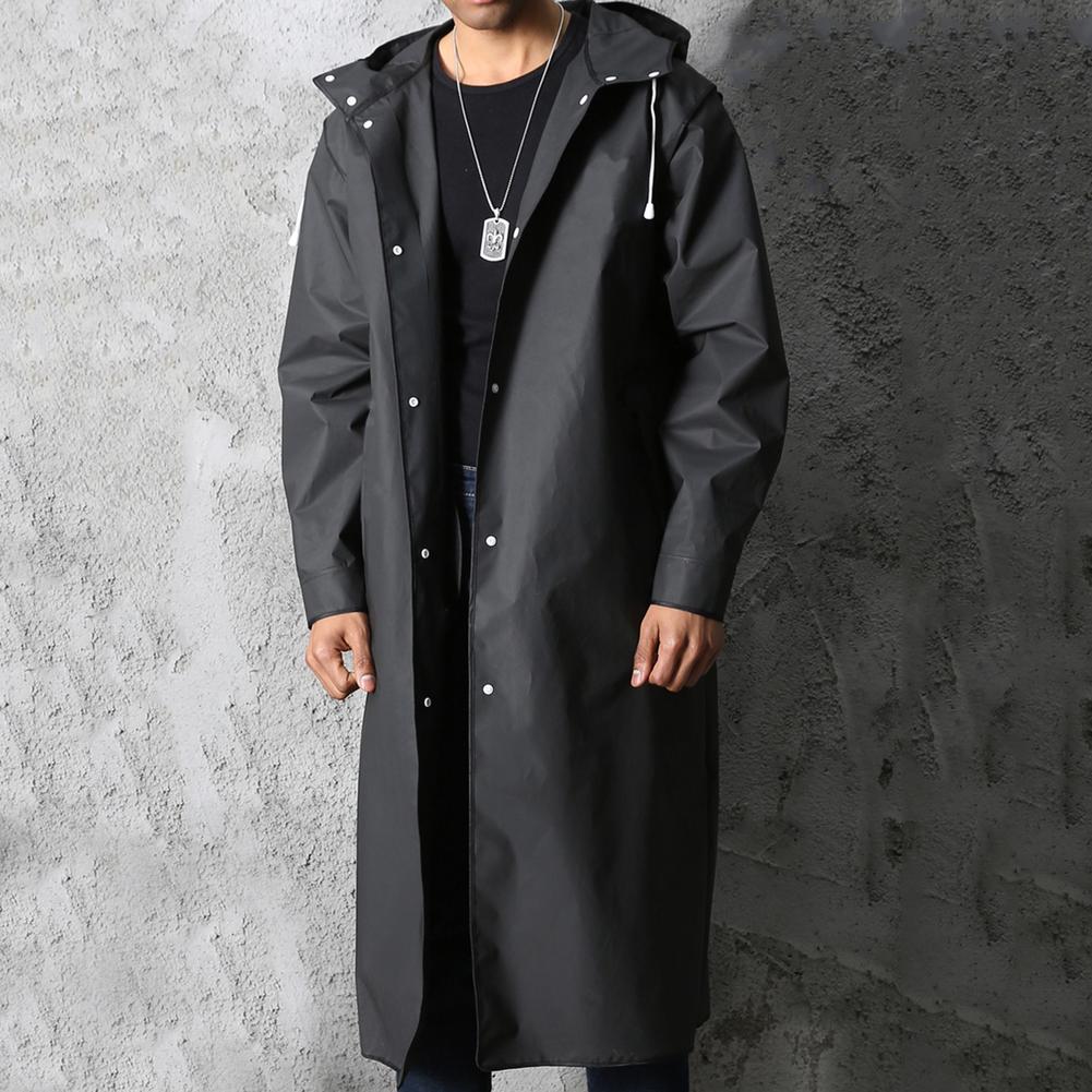 Impermeabile lungo uomo nero, giacca antipioggia versatile per viaggi ed escursioni. Protezione affidabile.