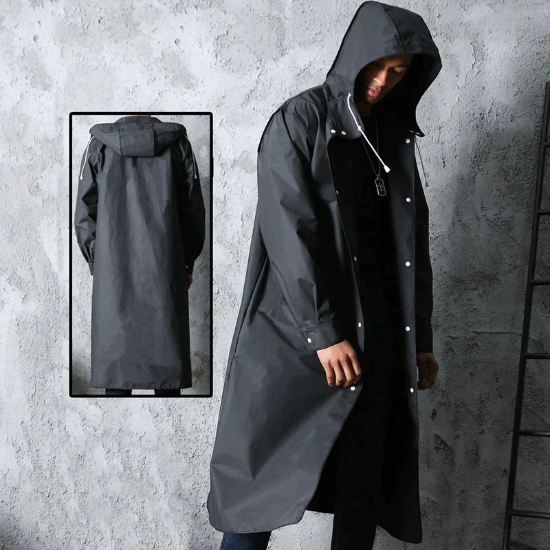 Cappotto lungo impermeabile uomo, ideale per protezione pioggia e abbigliamento esterno elegante. Moda maschile.