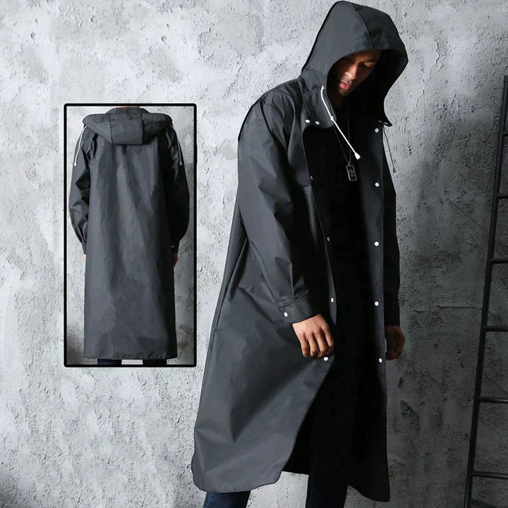 Cappotto lungo impermeabile uomo, ideale per protezione pioggia e abbigliamento esterno elegante. Moda maschile.