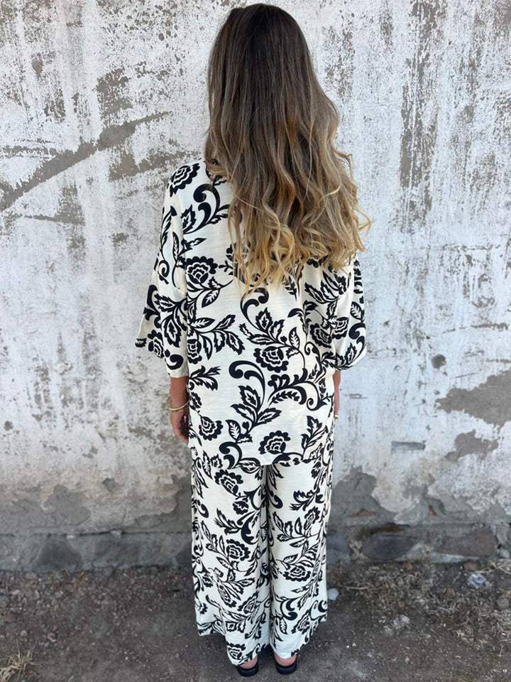 Completo donna casual con stampa foglie, composto da top e pantaloni ampi, ideale per un look estivo.