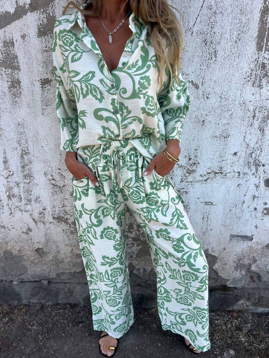 Completo due pezzi donna stampa foglie tropicali, top e pantaloni larghi per un look estivo casual.