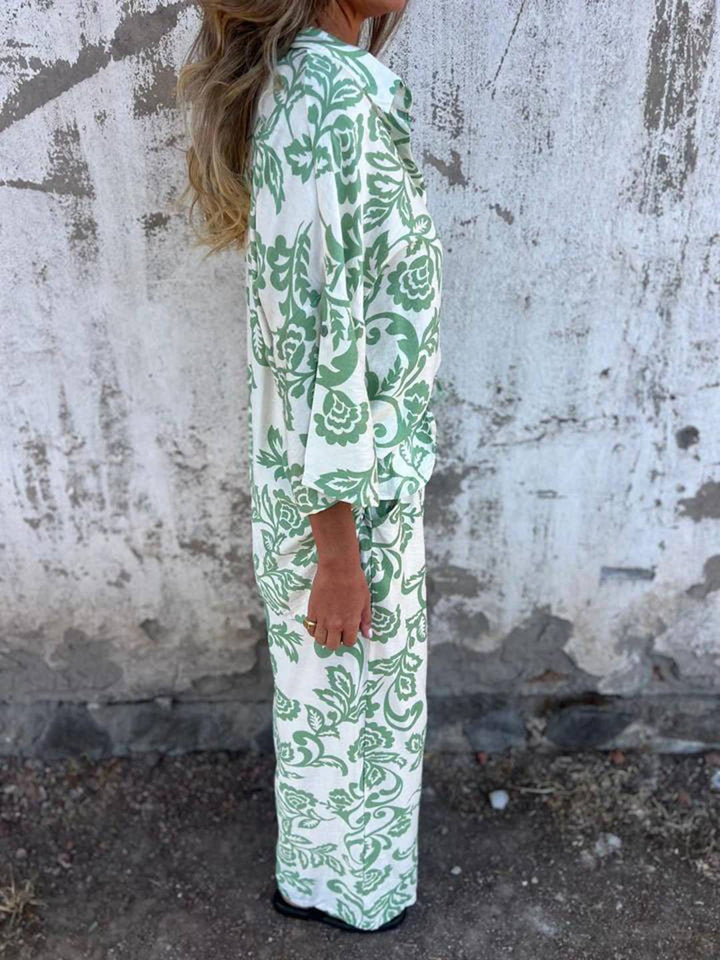 Moda estiva donna: completo due pezzi verde/nero con design a foglie e pantaloni larghi eleganti e comodi.