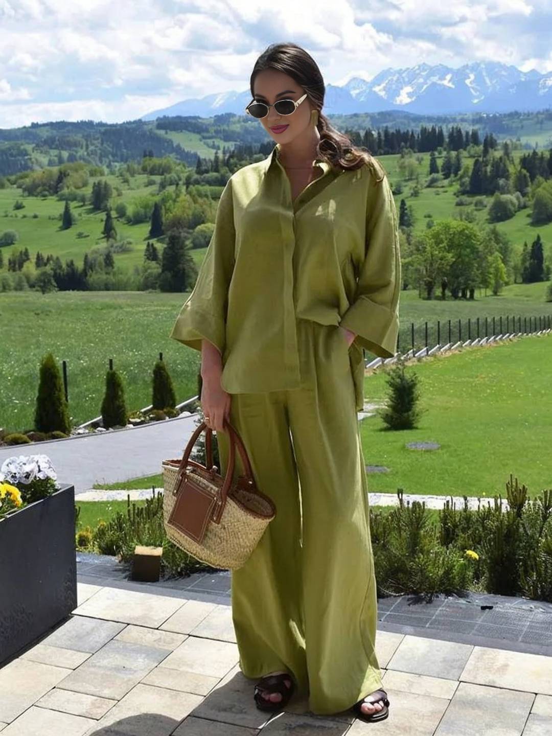 Completo due pezzi donna elegante con camicia ampia e pantaloni larghi, perfetto per un outfit estivo comodo.