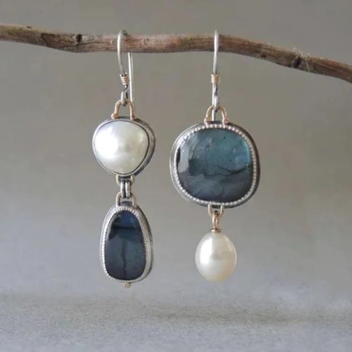 Orecchini donna vintage con perla bianca e pietra blu zaffiro, gioielli eleganti, perfetti come idea regalo.
