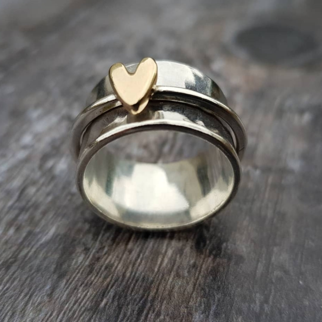Anello donna bicolore elegante con design a cuore oro e argento, gioiello raffinato per lei.
