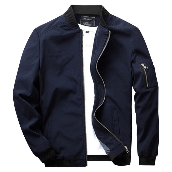 Giubbotto bomber uomo nero leggero, con zip e colletto, perfetto per look casual primaverili.