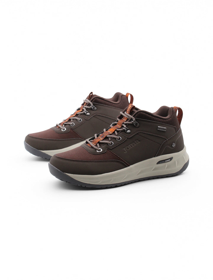 Scarpe uomo alte marroni impermeabili, robuste e con lacci. Tacco 5.5cm per comfort e durata nel tempo.
