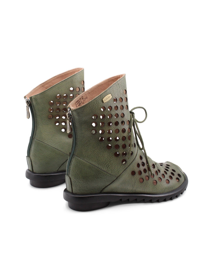 Stivaletti moda donna verdi in pelle traforata, con lacci decorativi e zip laterale. Tacco 5,5 cm per un look casual.